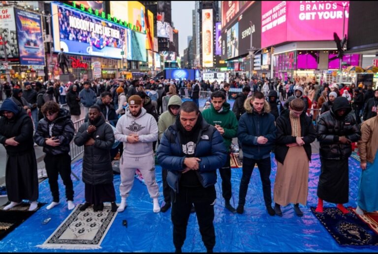 Ratusan Muslim Laksanakan Salat Tarawih di Times Square, Syiar Islam Menggema di Jantung New York