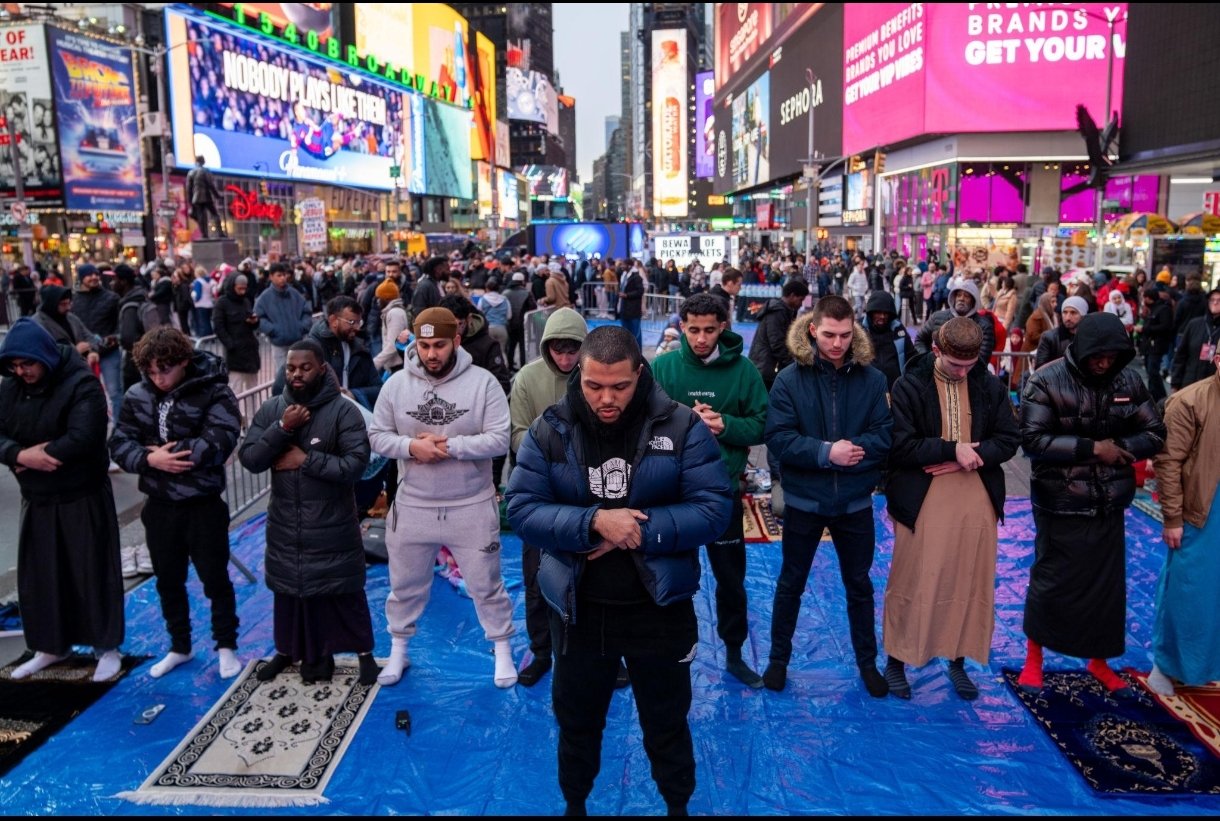 Ratusan Muslim Laksanakan Salat Tarawih di Times Square, Syiar Islam Menggema di Jantung New York