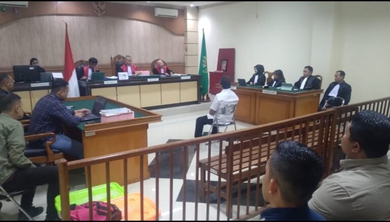 “Jembatan Tapin di Meja Hijau: Penyedia Dituntut 5 Tahun, PPK Jadi Terdakwa — Dugaan Kelalaian KPA soal Jaminan Uang Muka 30% Justru Tak Tersentuh”