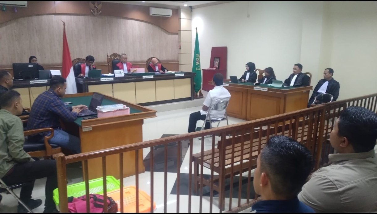 “Jembatan Tapin di Meja Hijau: Penyedia Dituntut 5 Tahun, PPK Jadi Terdakwa — Dugaan Kelalaian KPA soal Jaminan Uang Muka 30% Justru Tak Tersentuh”